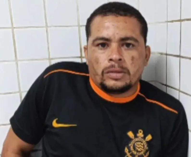 Imagem de um sujeito (Leonardo Henrique Neves) usando uma camiseta do Corinthians algemado.