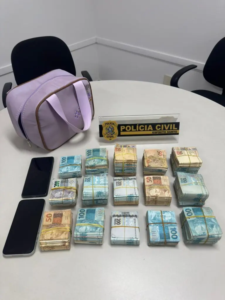 Imagem da apreensão de R$ 200 mil sobre uma mesa.