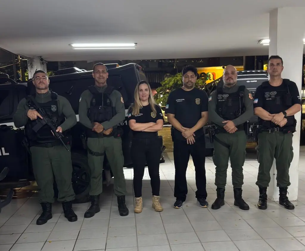 Imagem de 6 agentes da segurança pública posando para uma foto. 