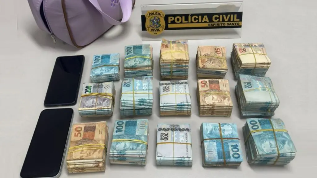 Operação intercepta R$ 200 mil que seriam usados na compra de fuzis para o tráfico na Serra