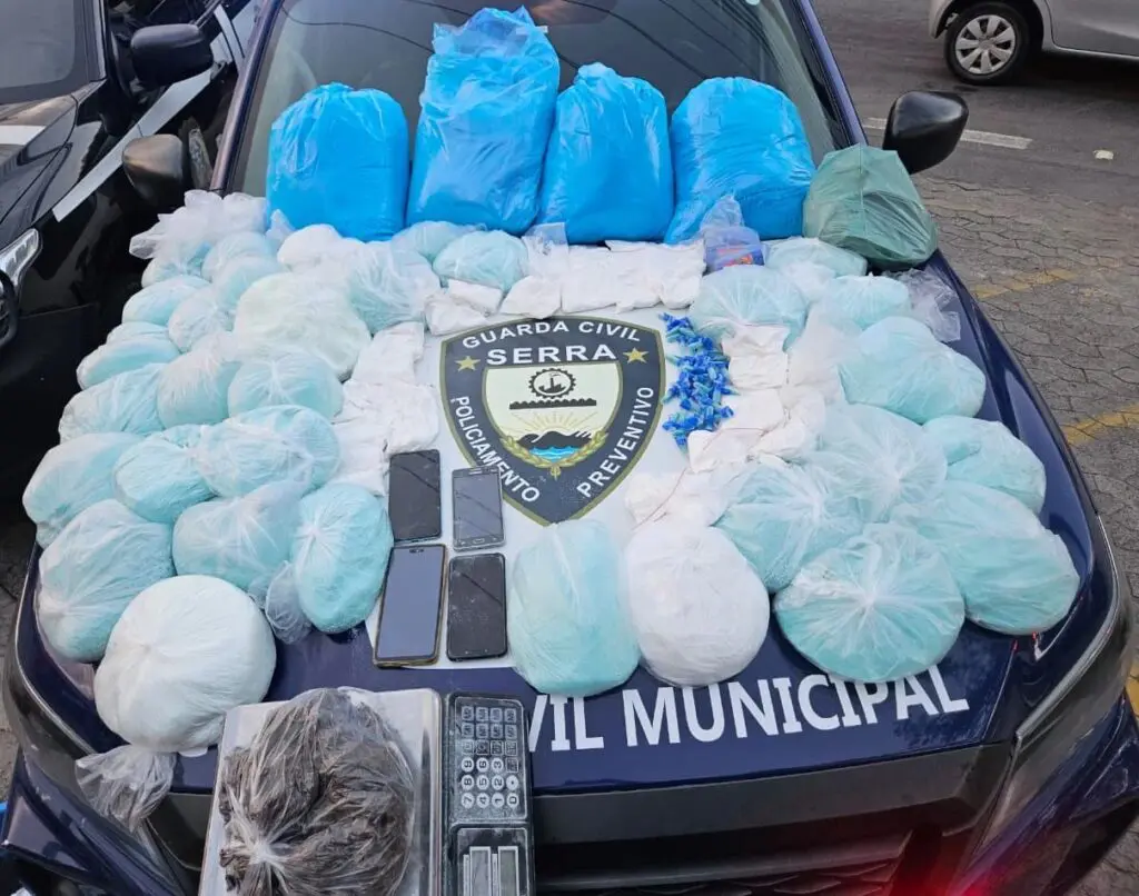 Uma viatura da Guarda da Serra, com diversos sacos contendo drogas sobre o capô do veículo.