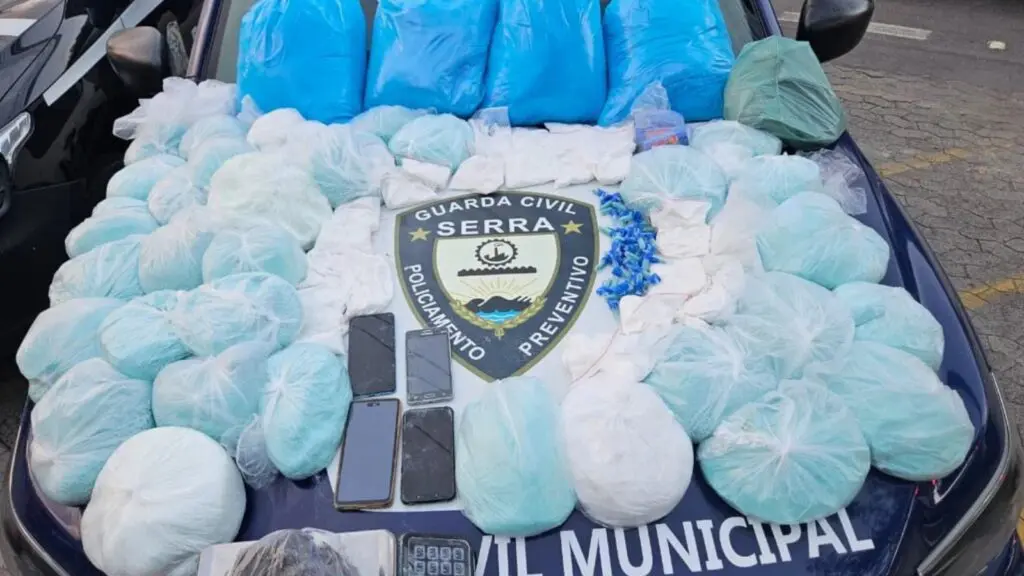 Guarda da Serra detém trio com 70 quilos de drogas em casa na Serra