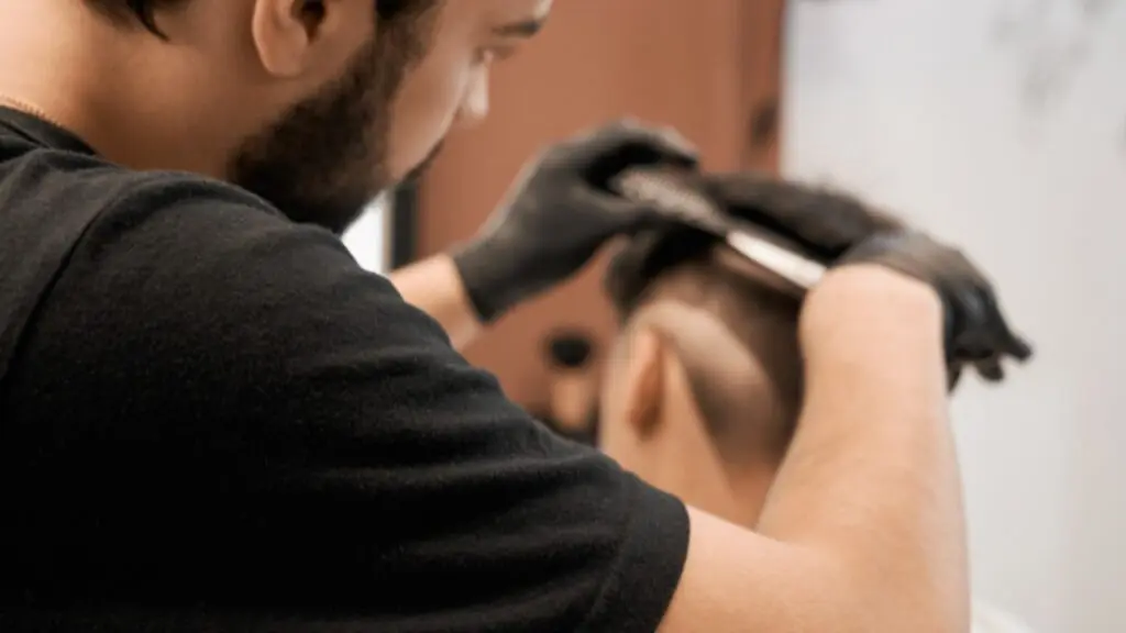 Serra abre curso gratuito de barbeiro para jovens