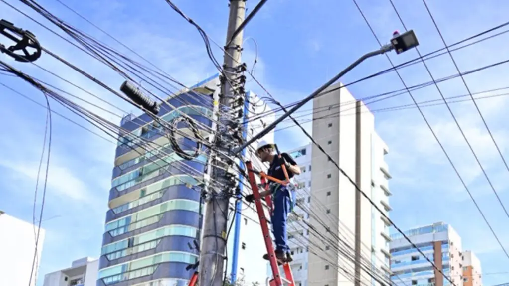 Vitória inicia retirada de fios inutilizados e promete ampliar ação na cidade
