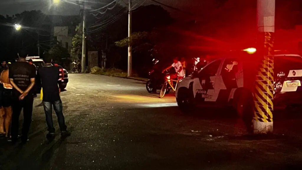 Homem é encontrado ensanguentado e esfaqueado em rua de Novo Horizonte, na Serra, e é socorrido pelo SAMU