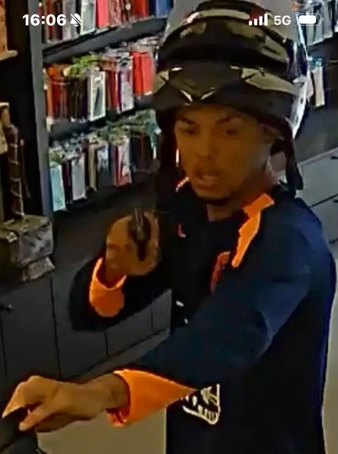 Imagem de um sujeito (Ítalo Mota Batista, de 21 anos) segurando uma arma de fogo. 
