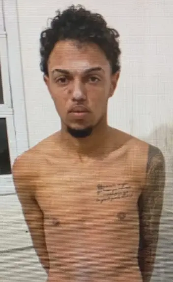 Imagem de um sujeito (Ítalo Mota Batista, de 21 anos), sem camisa e com as mãos para trás.
