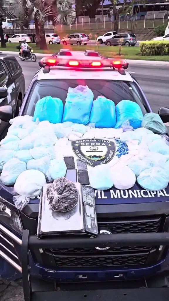 Imagem de uma viatura da Guarda da Serra com diversos sacos de cocaína sobre o capô do veículo.