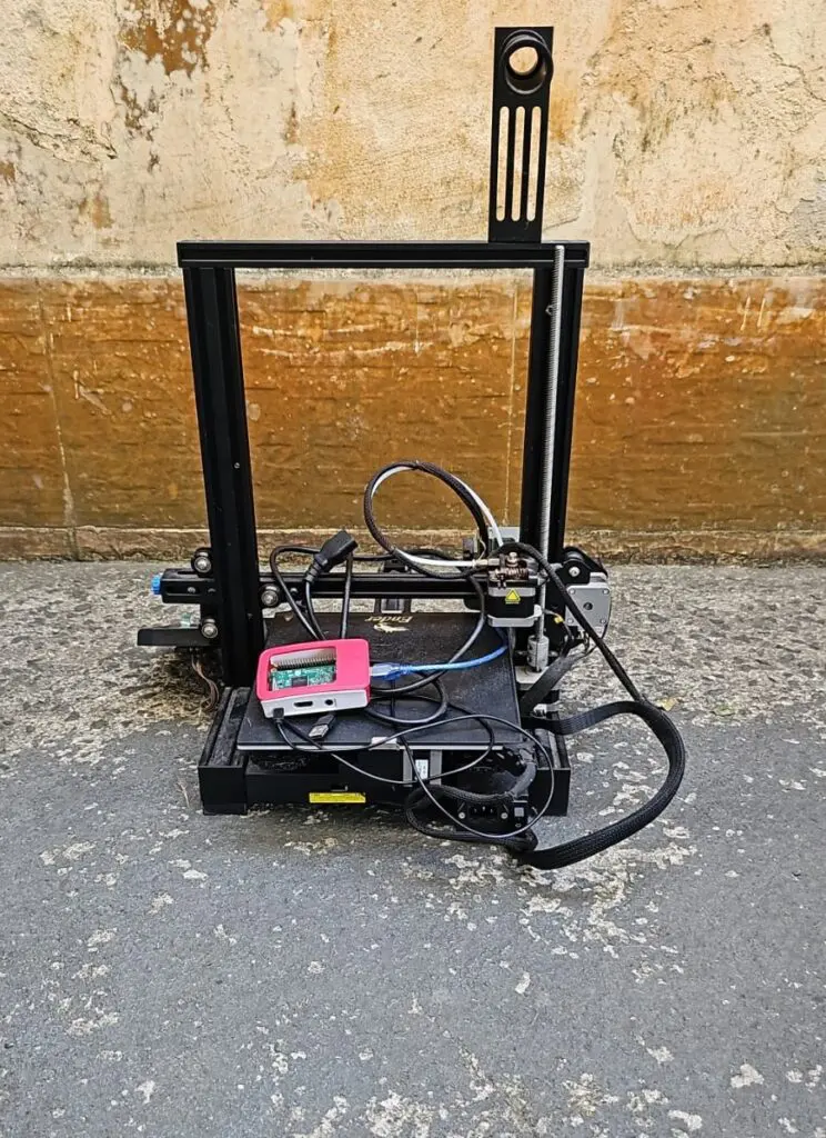 Imagem de uma impressora 3D, sobre o chão; o equipamento foi apreendido durante uma operação na Serra. 