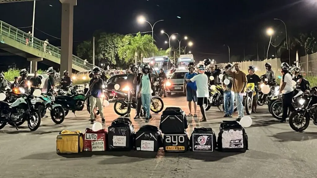 Motoboys fecham faixa da Avenida Mestre Álvaro, em Nova Carapina, e cobram justiça pela morte de colega na Serra