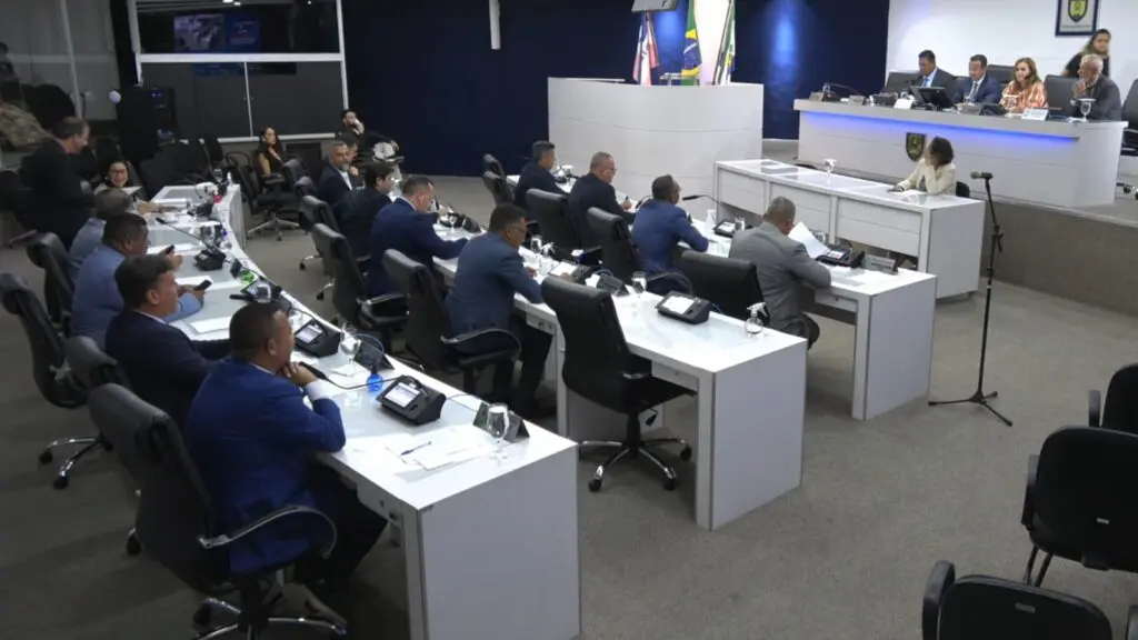Vereadores em sessão na Câmara da Serra após votação que rejeitou destituição da Mesa Diretora