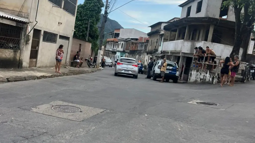Homem é executado a tiros por dupla de moto na Serra Moradores acompanham atendimento policial após execução a tiros em São Judas Tadeu, na Serra