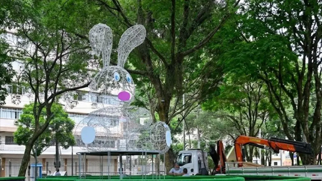 Vitória inaugura Vila de Páscoa com labirinto temático e cenários iluminados