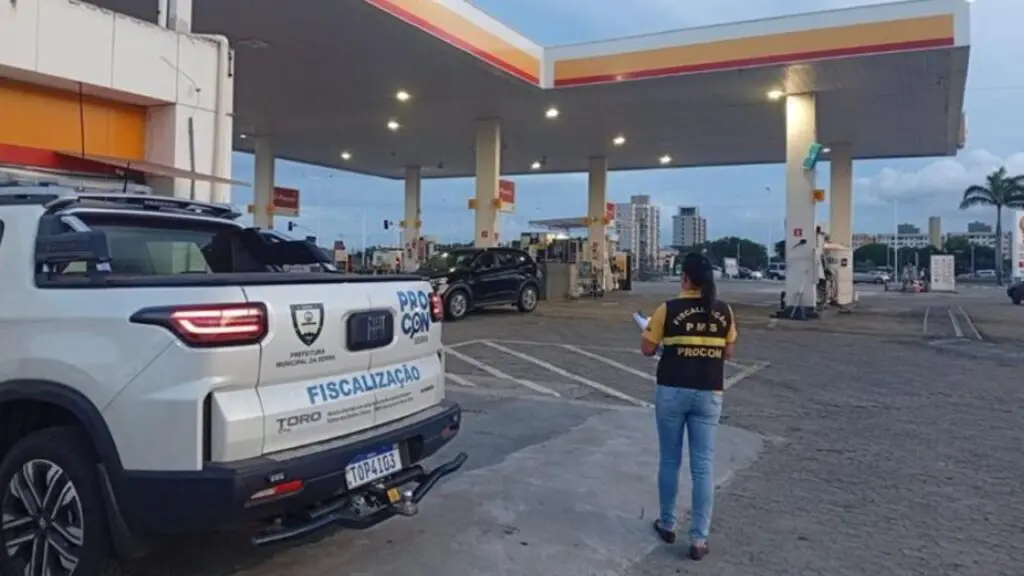 Procon Serra fiscaliza postos para evitar aumento abusivo no preço dos combustíveis Procon intensifica monitoramento de preços da gasolina em postos da Serra
