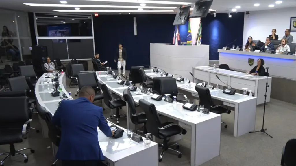Disputa pelo poder: vereadores batem ponto e abandonam sessão sem votar nenhum projeto