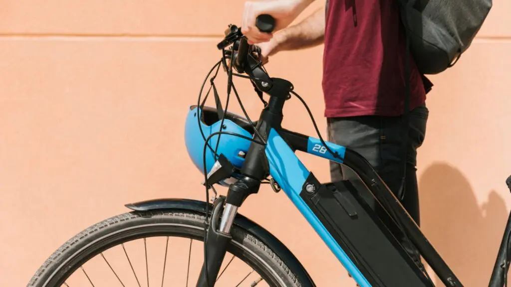 Câmara de Vitória aprova projeto que cria regras para bicicletas elétricas e patinetes