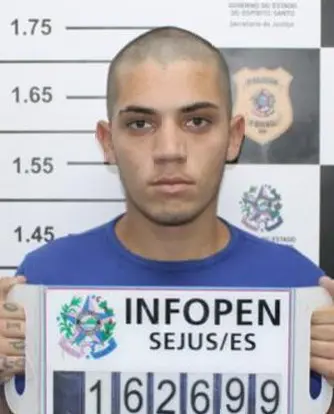 Imagem de um homem (Arthur Folli Rocha). 