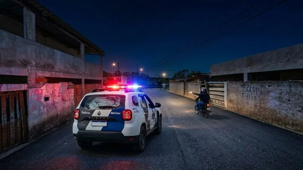 PM troca tiros com suspeitos e perseguição termina com moto em valão na Serra