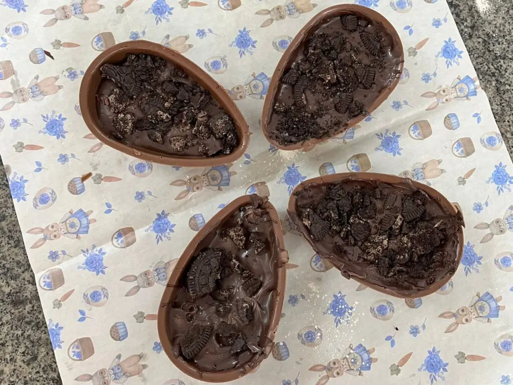 Imagem de 4 pedaços de ovos de Páscoa sobre uma mesa.