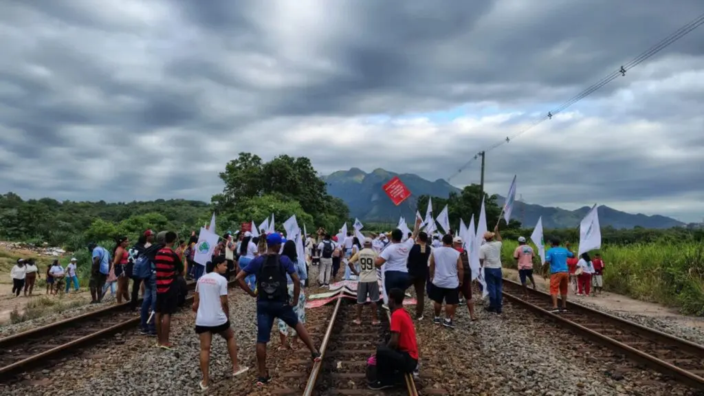 Manifestantes bloqueiam trilhos da Vale na Serra