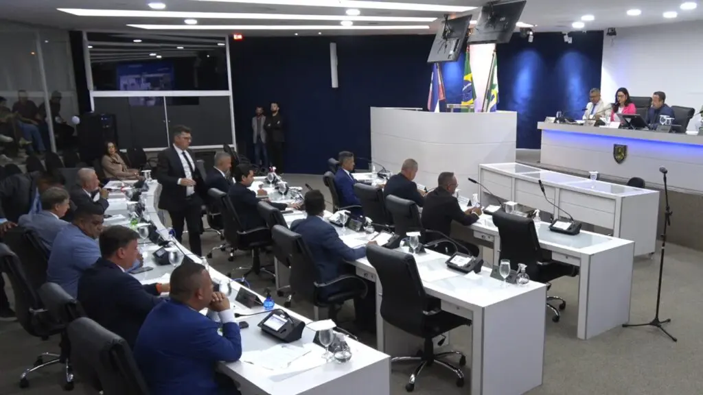 Plenário da Câmara da Serra durante sessão extraordinária e disputa sobre mudanças no regimento interno