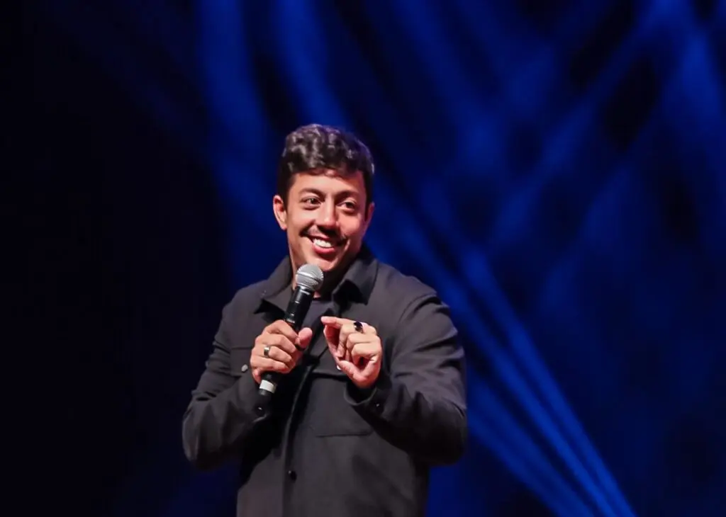 Imagem de um humorista chamado Renato Albani.