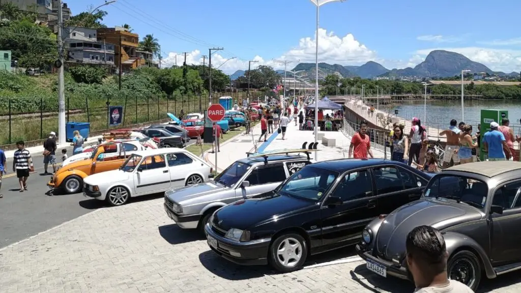 Encontro de veículos clássicos atrai público para a Orla de Cariacica