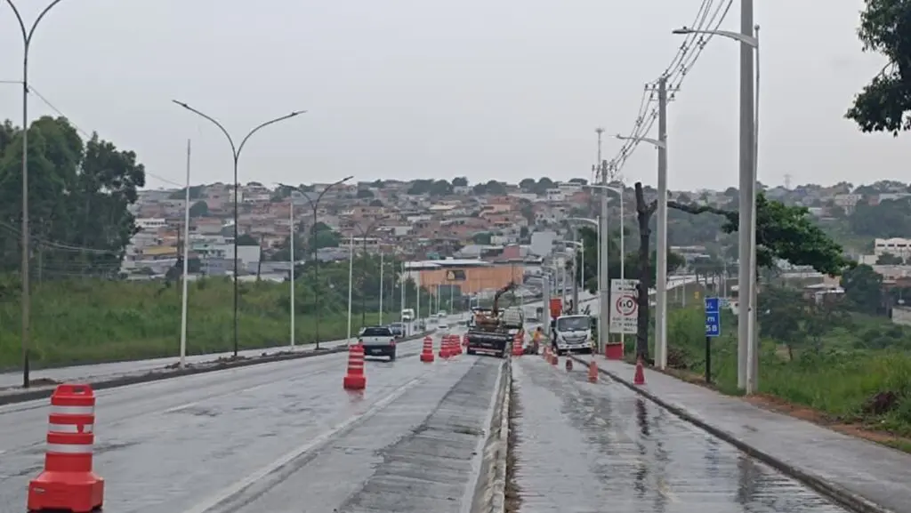 Serra realiza melhorias da iluminação da Avenida Mestre Álvaro com postes “salva-vidas” Prefeitura instala postes “salva-vidas” e moderniza iluminação em trecho da Avenida Mestre Álvaro, antigo eixo da BR-101 na Serra
