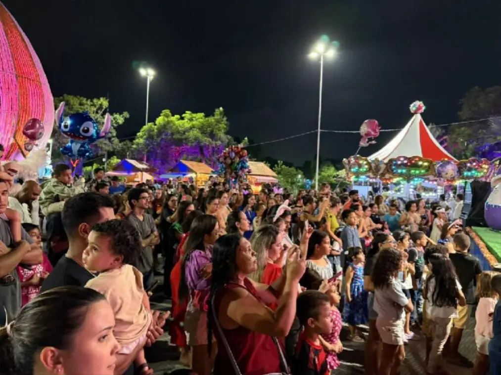 Famílias reunidas em um parque na cidade da Serra, durante uma inauguração de uma Vila da Páscoa.
