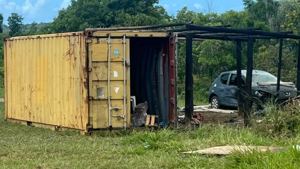 Cenário de destruição em Porto Dourado, na Serra, após explosão em contêiner com produto classificado como sólido inflamável