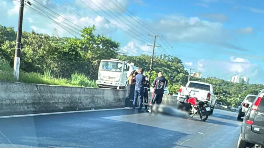 Motociclista morre após colisão com caminhonete parada em engarrafamento na Serra Acidente entre moto e caminhonete termina com morte de motociclista na Serra