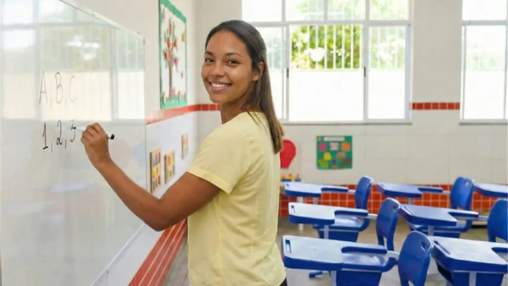 Processo seletivo aberto para professores de Inglês e Educação Artística; salários chegam a R$ 4,7 mil