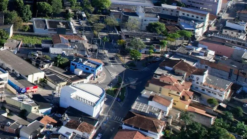 Serra vai realizar operação especial para retirada de fios irregulares no centro da cidade Serra realizará operação especial para retirada de fios irregulares no centro da cidade