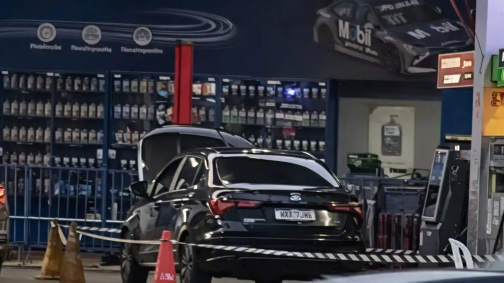 Homem é baleado dentro de casa e morre dentro de carro em posto de gasolina na Serra Posto de gasolina na Avenida Brasília, em Porto Canoa, onde SAMU constatou morte após baleamento em Serra Dourada I