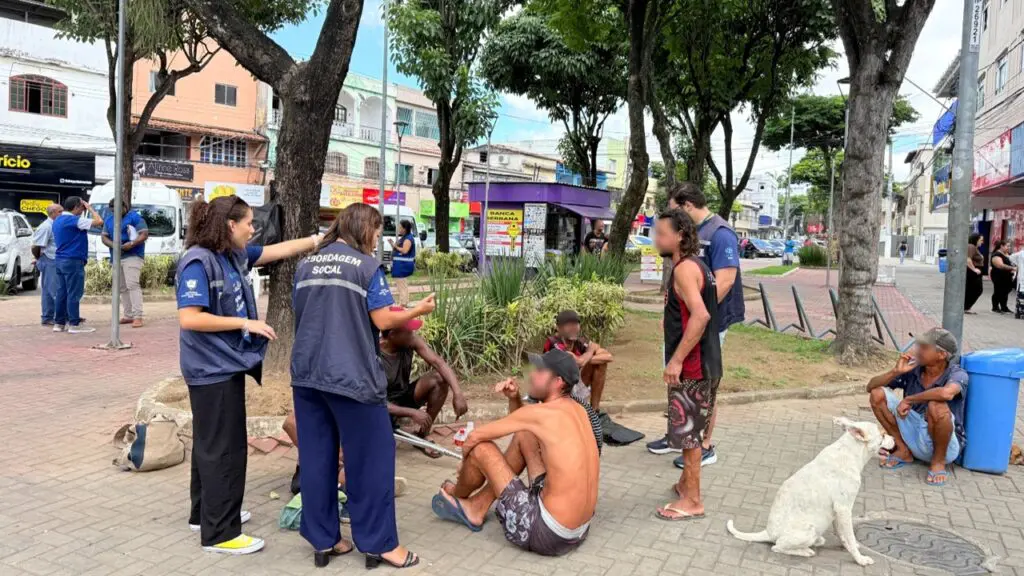 Serra intensifica ações de abordagem a pessoas em situação de rua Prefeitura da Serra leva serviços públicos diretamente à população em situação de rua