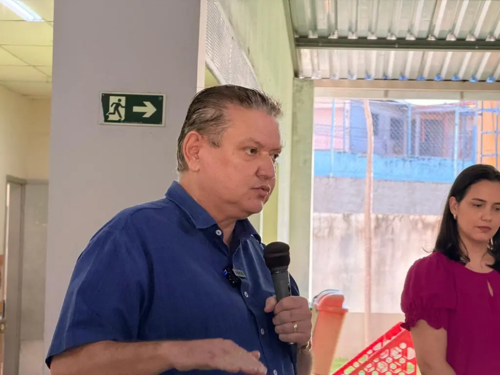 O prefeito Euclério Sampaio durante a cerimônia de entrega dos materiais escolares.