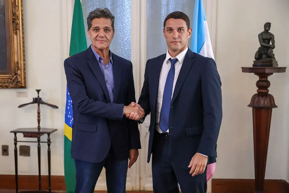 Governador do ES, Ricardo Ferraço (à esquerda), cumprimenta o novo delegado-geral da Polícia Civil, Jordano Bruno Gasperazzo Leite (à direita).