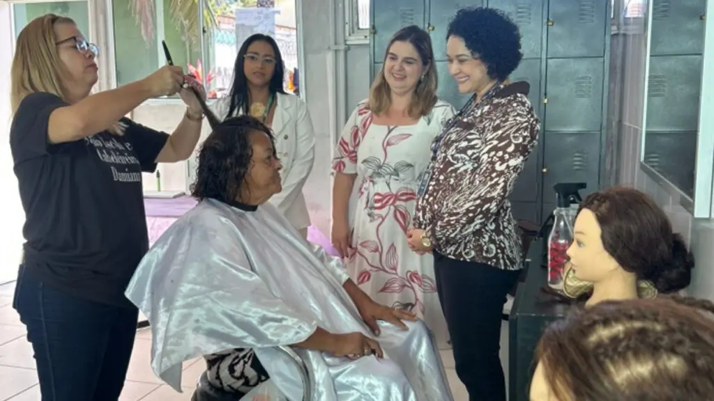 Centro Pop inaugura salão de beleza para pessoas em situação de rua em Vitória Iniciativa inédita em Centro Pop viraliza e desperta curiosidade sobre funcionamento