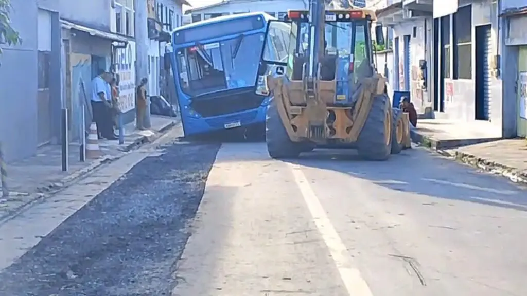 Ônibus do Transcol atolado em buraco de obra na Rua Violeta, no bairro Feu Rosa, na Serra.