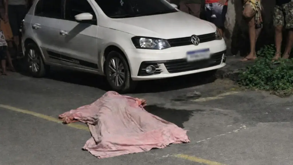 Daniel Nunes Cardoso, de 19 anos, foi atingido por nove disparos e morreu no local.