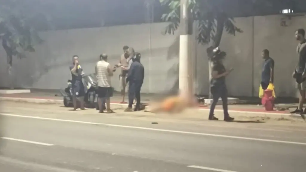 Mulher morre após colidir moto contra poste na Serra Motocicleta caída no asfalto próximo a poste de iluminação após acidente fatal, Avenida Talma Rodrigues Ribeiro, no bairro Civit II, na Serra.