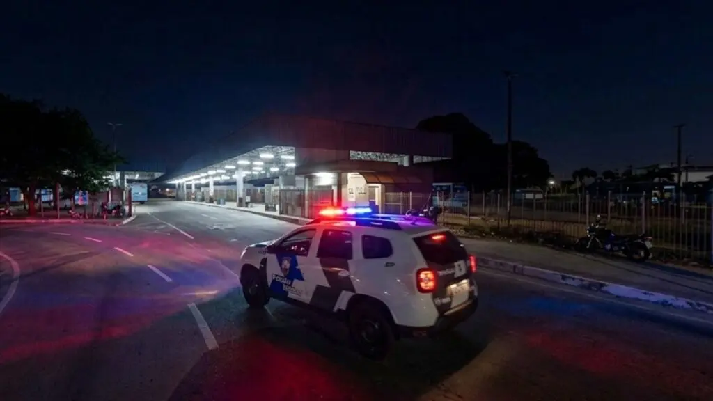 Confusão termina com prisão de casal após agressões e destruição em terminal na Serra Casal é detido após agressão e depredação em terminal na Serra