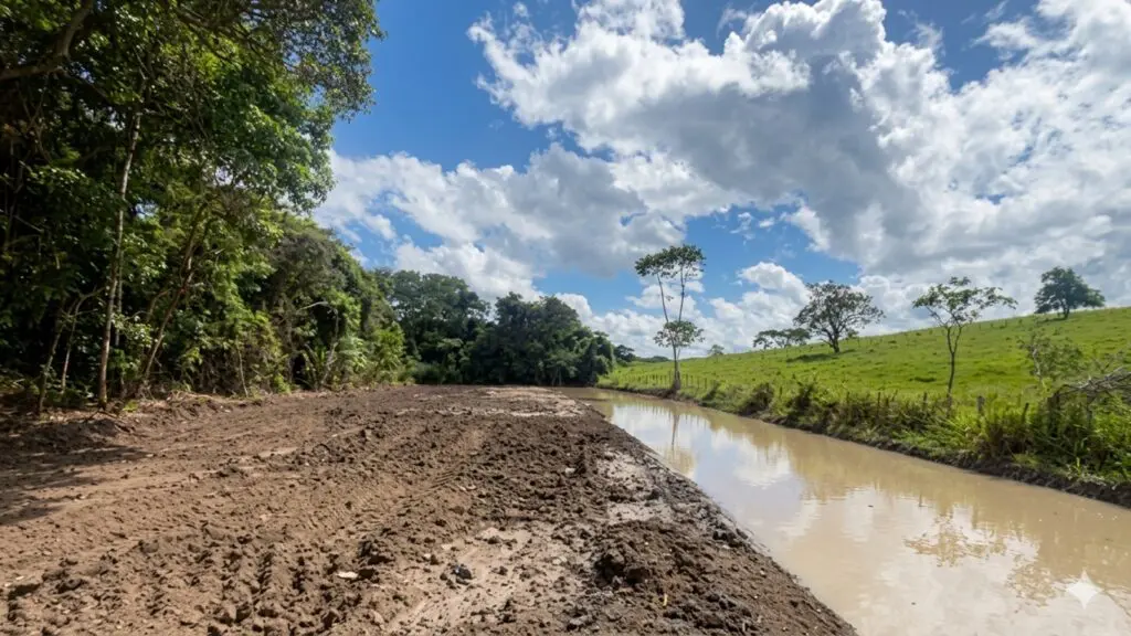 Área de pastagem e açude no Sítio Aruba analisados por peritos da Delegacia de Proteção ao Meio Ambiente.