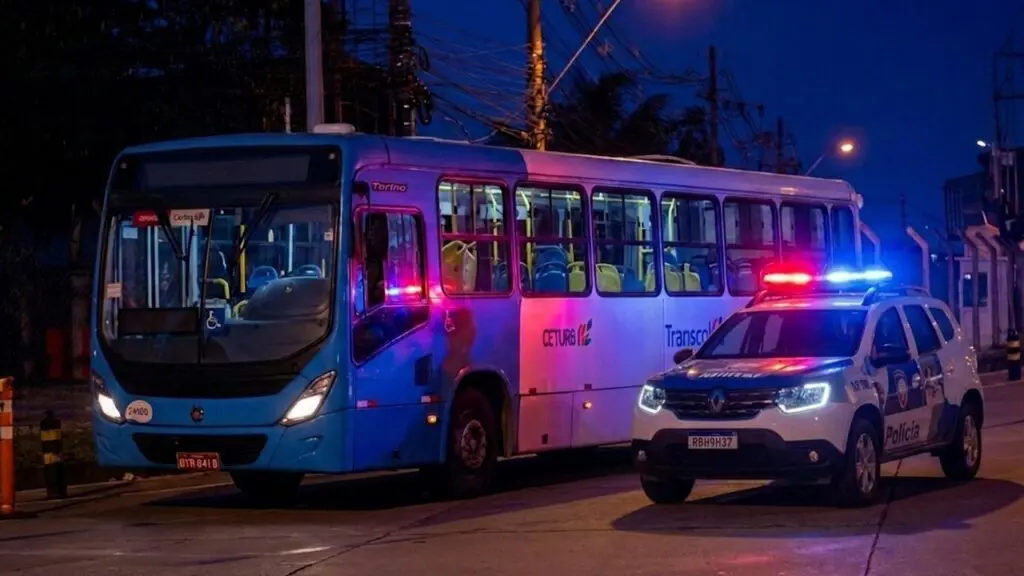 Homem é preso após roubar dois ônibus e dirigir pelas ruas da Serra Homem é preso após roubar dois ônibus e dirigir pelas ruas da Serra