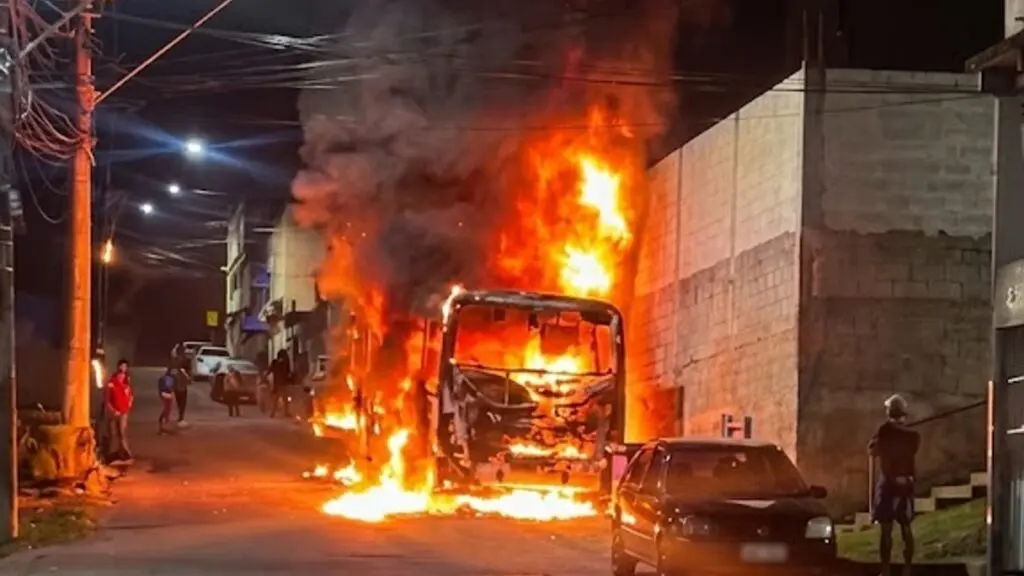 Ônibus é destruído por incêndio durante a madrugada na Serra Ônibus pega fogo durante a madrugada na Serra