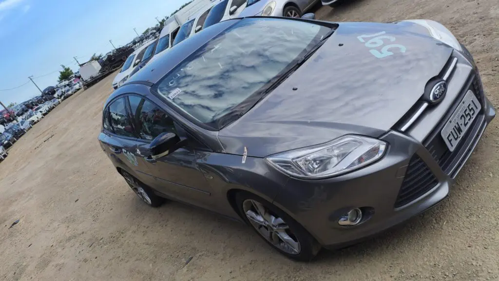 Ford Focus SE 2.0, 2014/2015, estacionado em um pátio.
