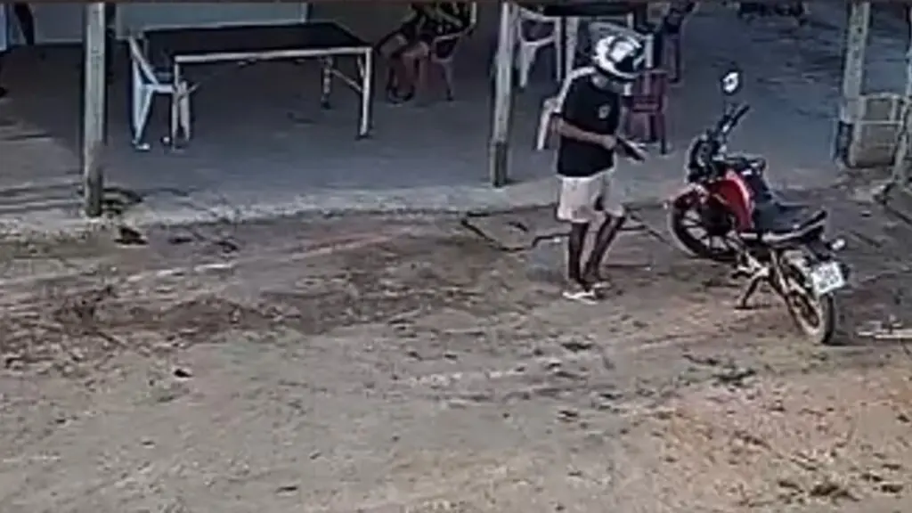 DHPP Serra prende pai e filho por matar primo e balear tio na cabeça Dinâmica: Briga iniciada em um bar no domingo (19); autor perseguiu as vítimas e atirou na cabeça de ambas em locais distintos (campo e rodovia).