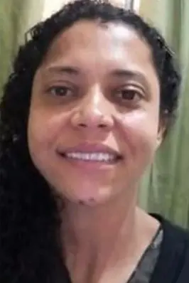 Uma mulher sorrindo chamada Daiane Moreira, de 34 anos.