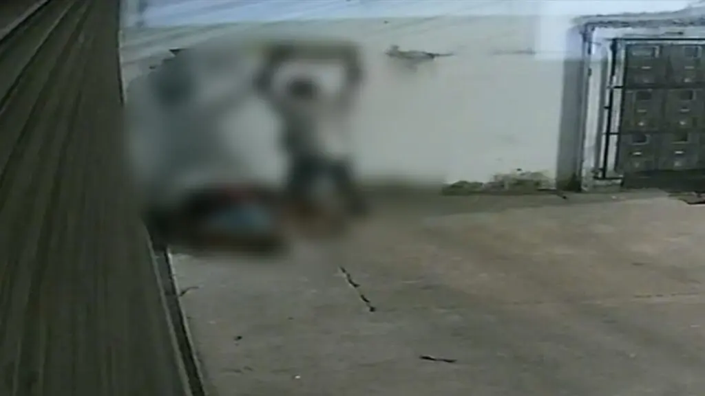 DHPP Serra anuncia a prisão de suspeito de matar homem com tampa de concreto Captura de câmera de segurança mostra agressor segurando tampa de concreto sobre homem caído na Serra.
