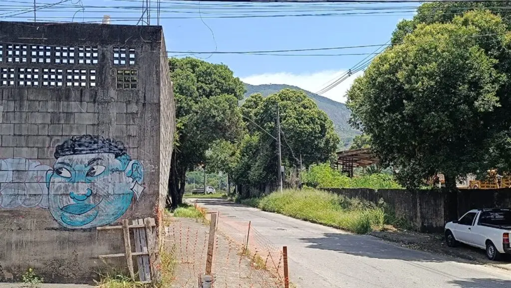 Muro inclinado segue preocupando moradores em Nova Carapina I e cobram urgência da prefeitura